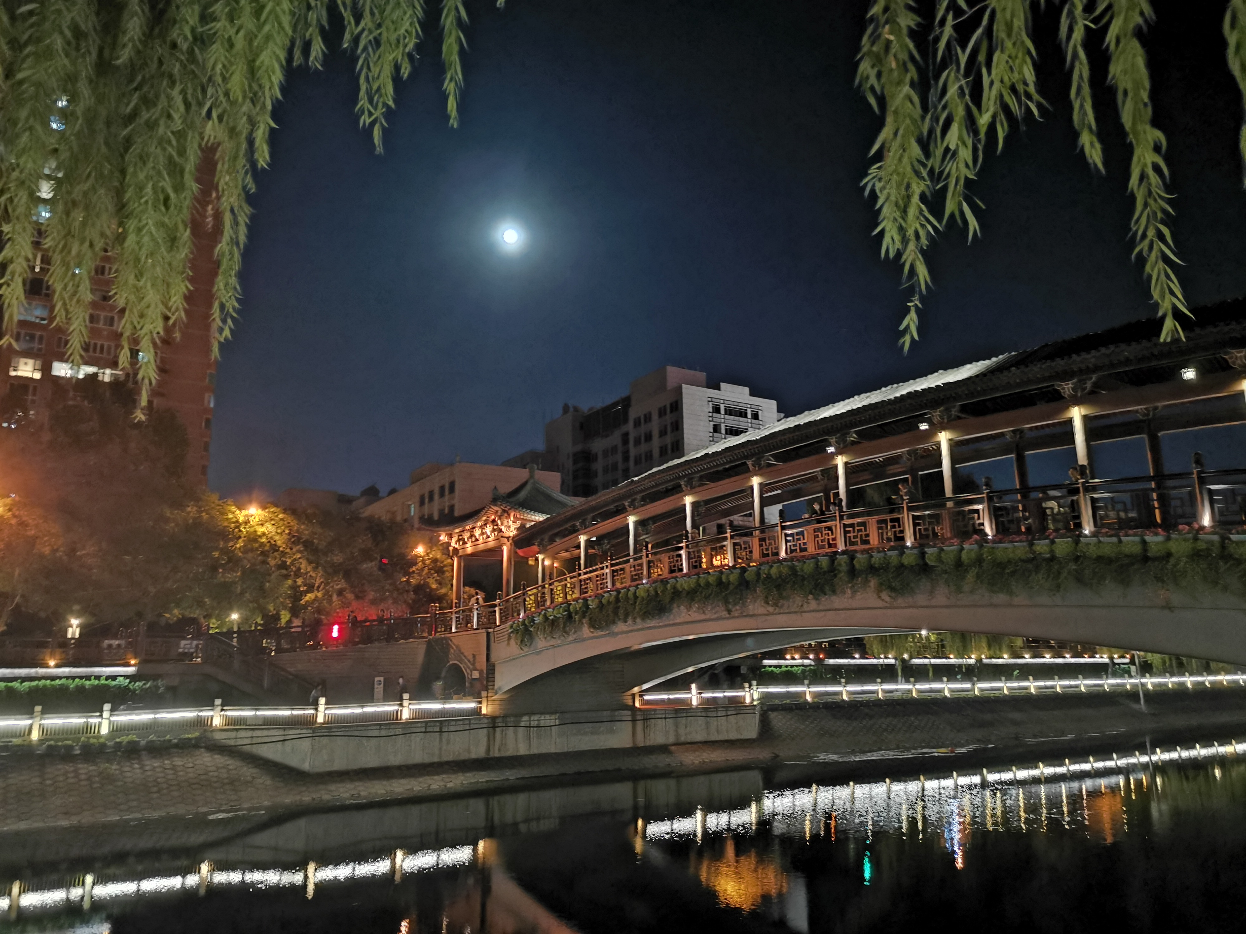 中秋节跑步拍摄的月亮